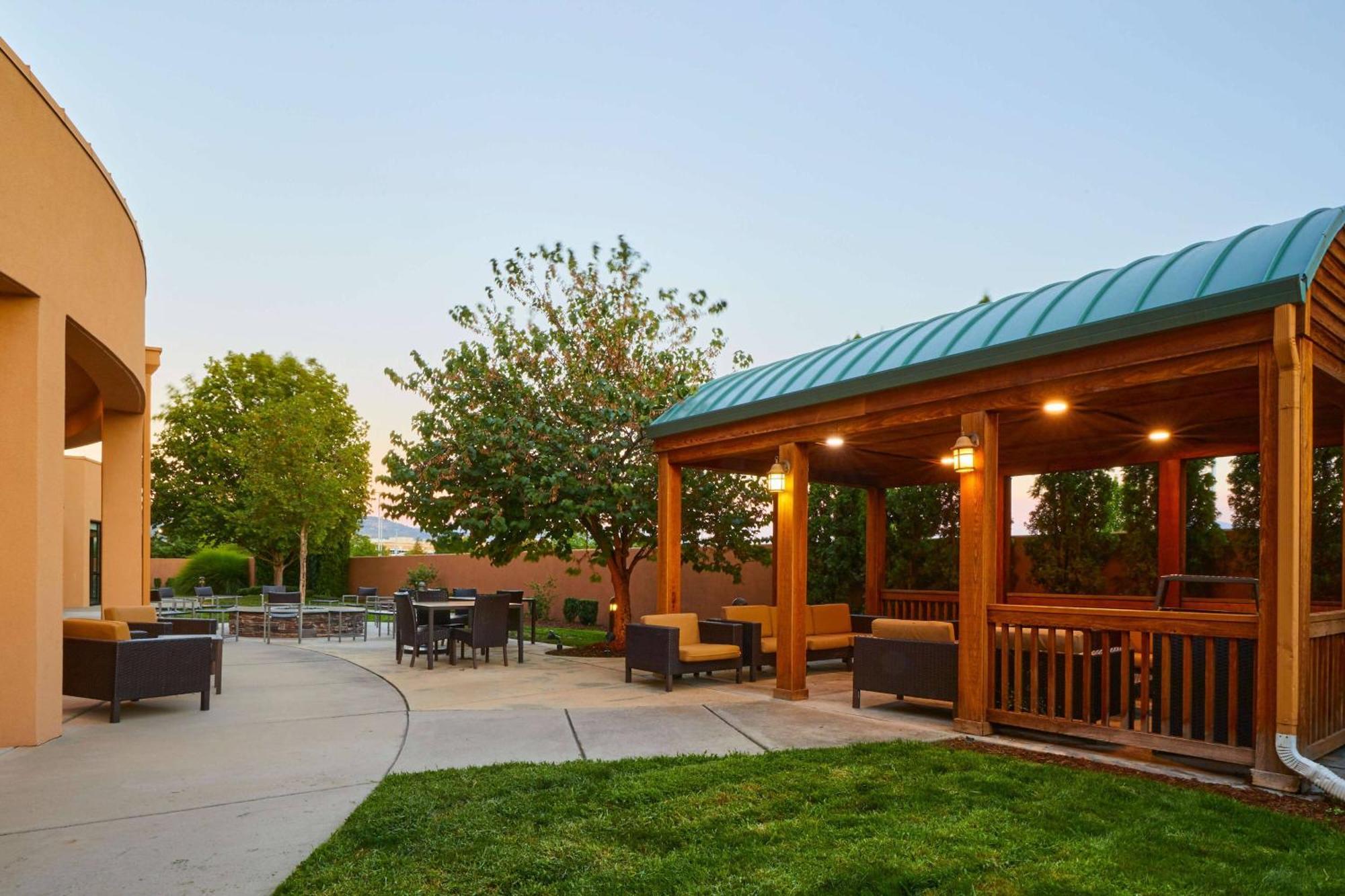 Courtyard Medford Airport Hotel Exterior photo