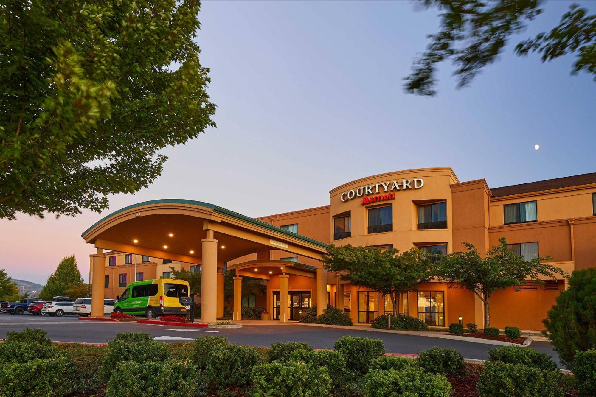 Courtyard Medford Airport Hotel Exterior photo