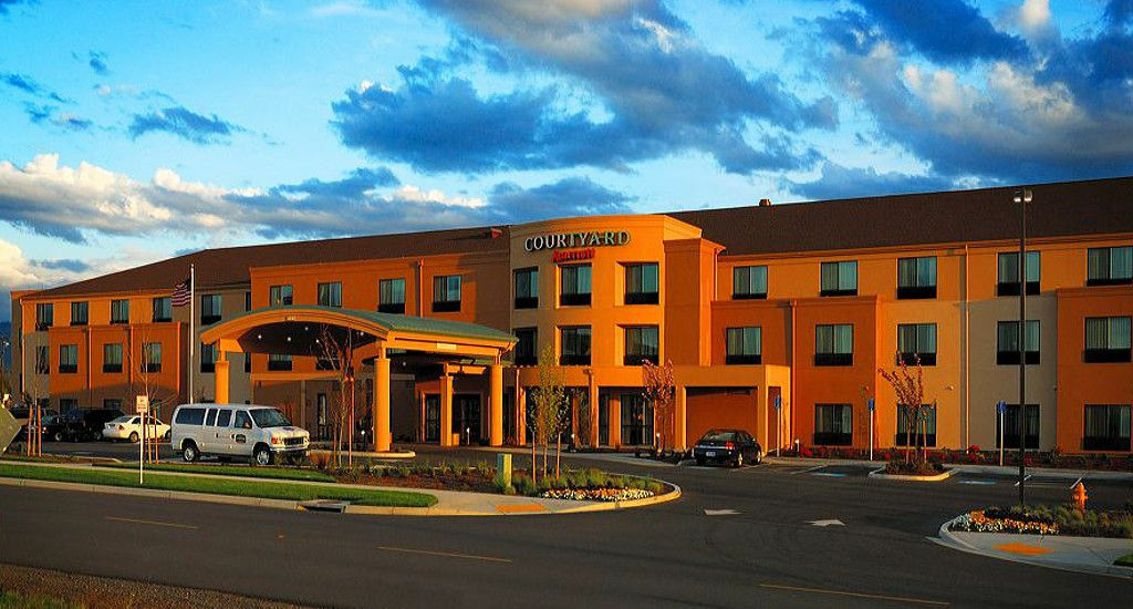 Courtyard Medford Airport Hotel Exterior photo